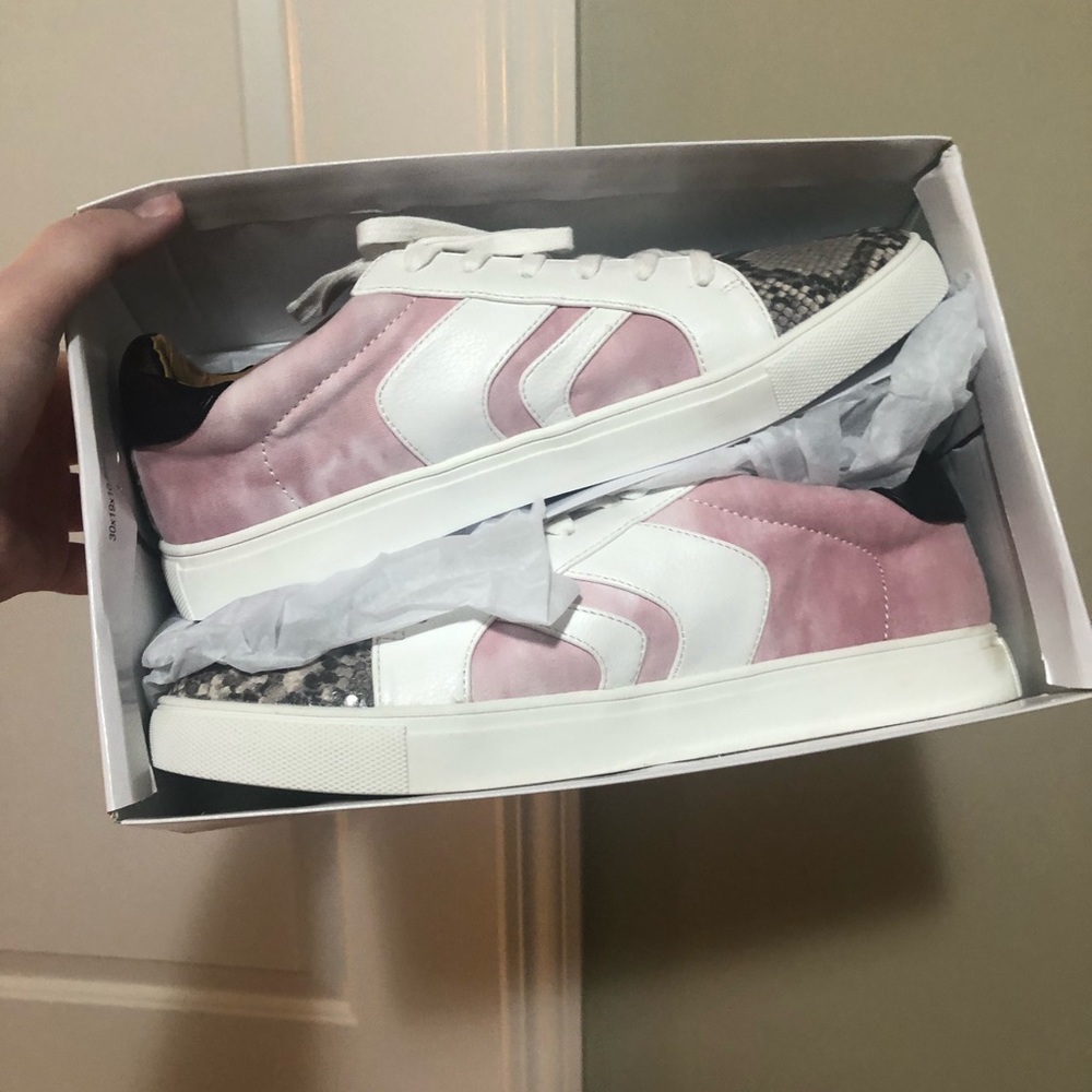 NIB Dolce Vita Sneakers
